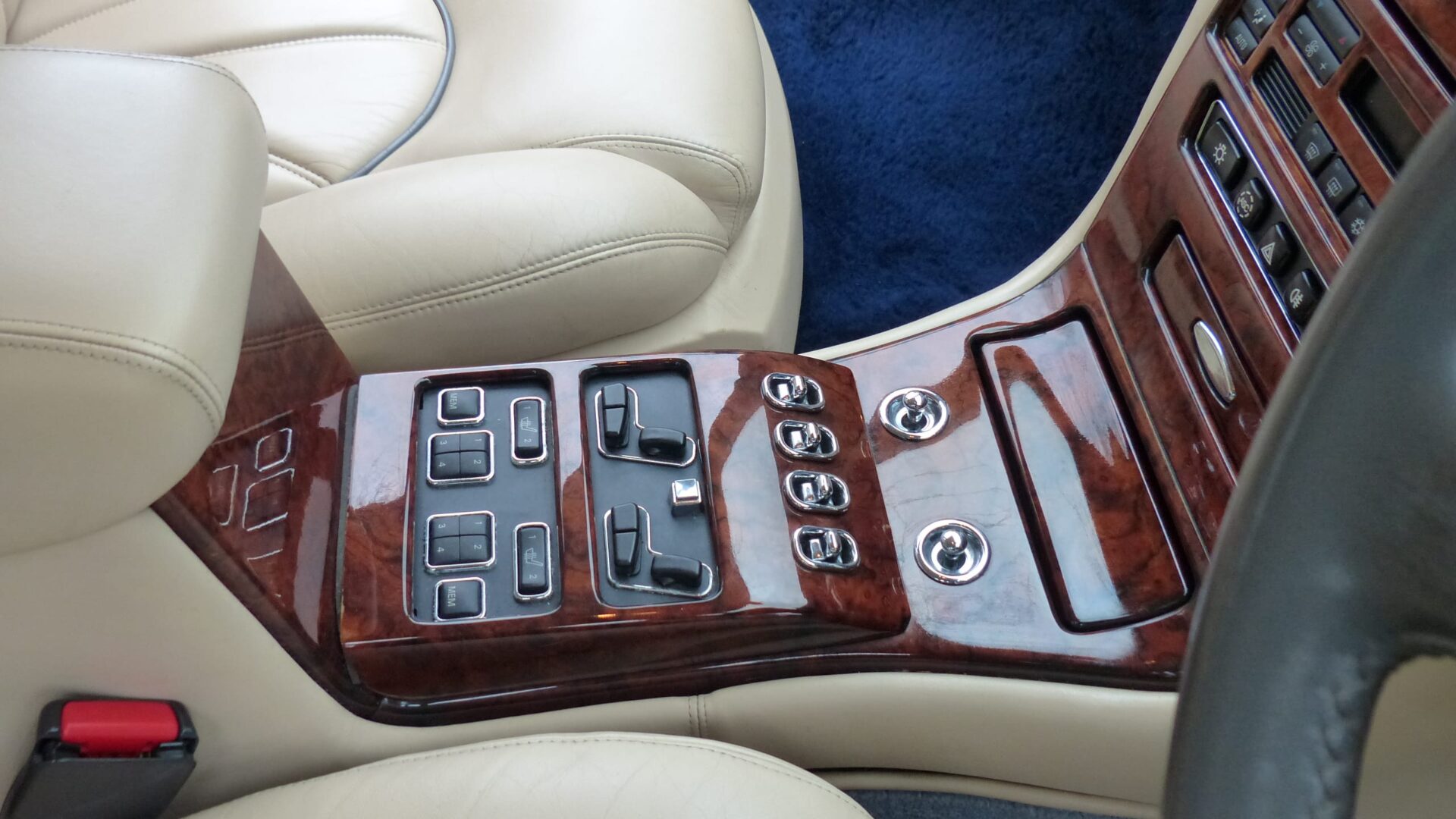 ROLLS-ROYCE SILVER SERAPH 1999 SOLD