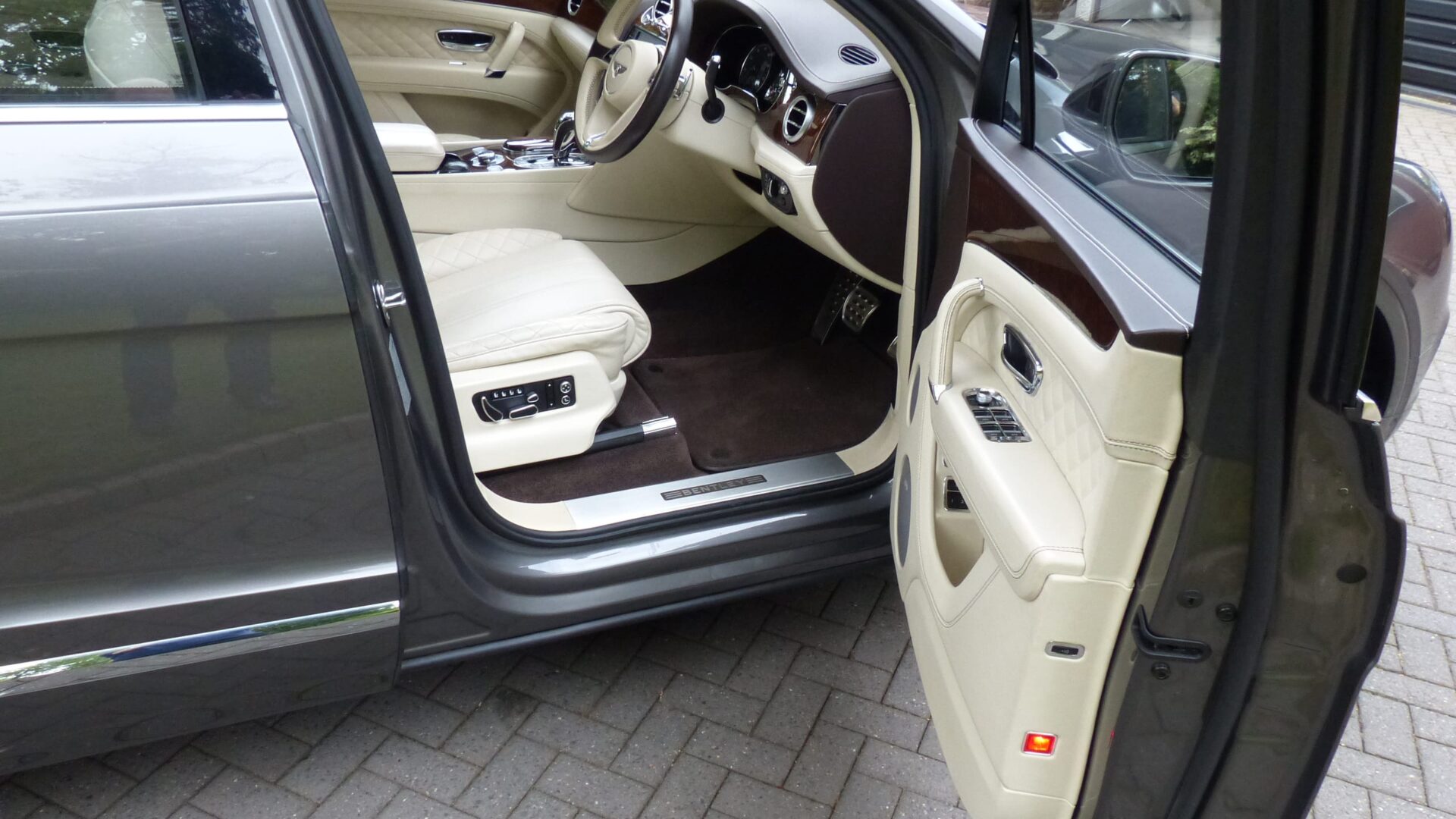 2017 BENTLEY BENTAYGA 6.O W12 4WD AUTO SOLD