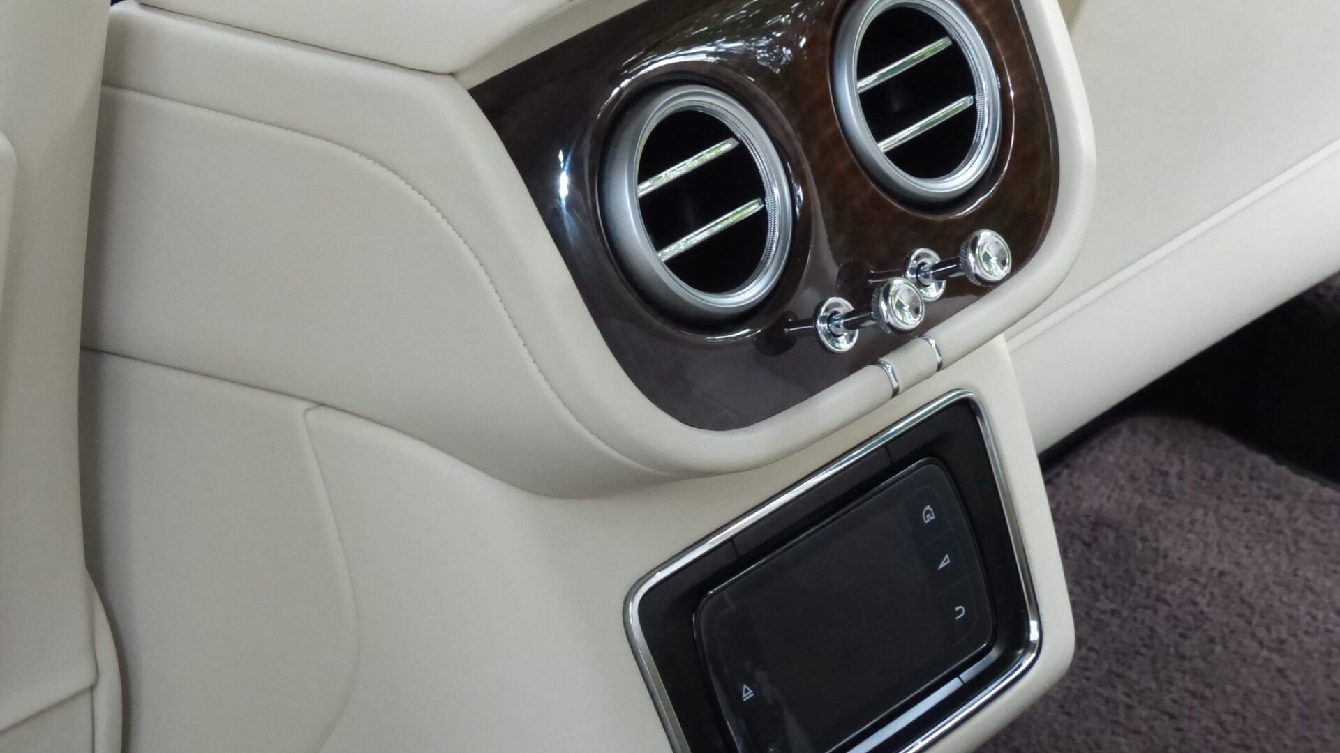 2017 BENTLEY BENTAYGA 6.O W12 4WD AUTO SOLD